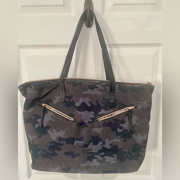 Stella & Dot Handbags - Stella & Dot Lady Boss Camouflage Tote with Laptop Holder